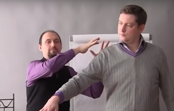 <p><i>Владимир Бронников демонстрирует упражнение Сухой тибетский массаж</i></p>
<p><i>Владимир Бронников демонстрирует упражнение Сухой тибетский массаж</i></p>