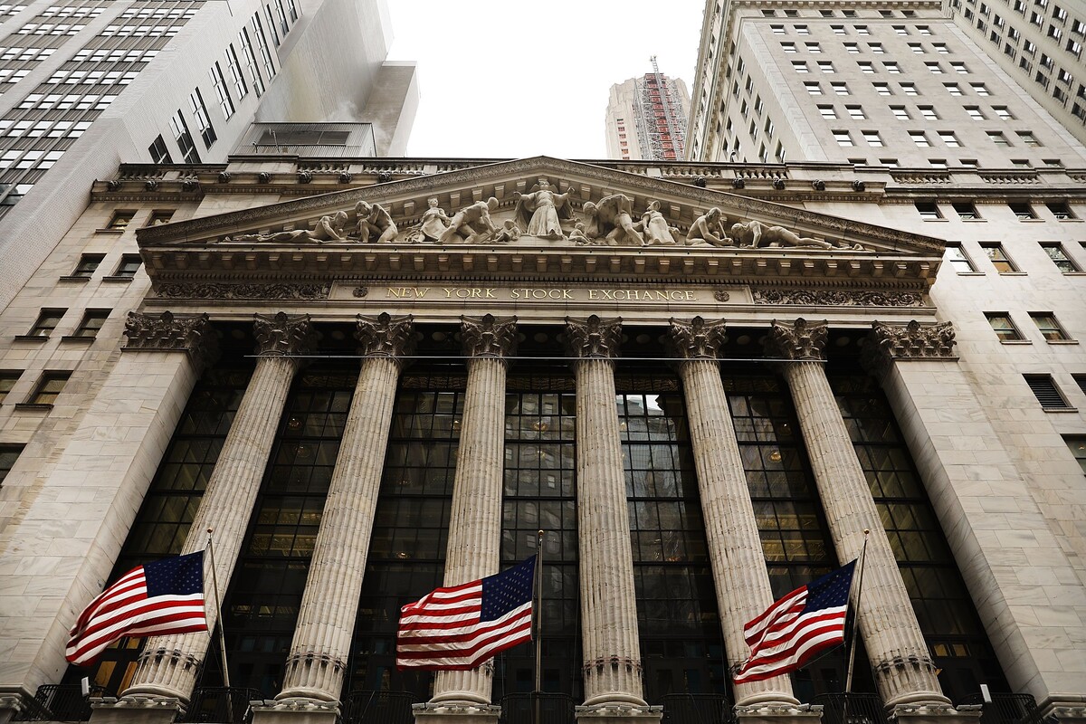 <p>New York Stock Exchange - крупнейшая в мире биржа</p> <p>New York Stock Exchange - крупнейшая в мире биржа</p>