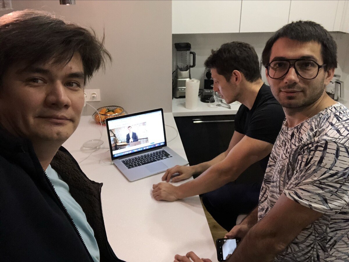 <p>	Марат, Тимур и Сергей (слева-направо) контролируют highLoad-вебинар	</p>