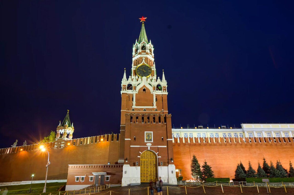 Это Спасская башня московского Кремля. Это Спасская башня московского Кремля.
