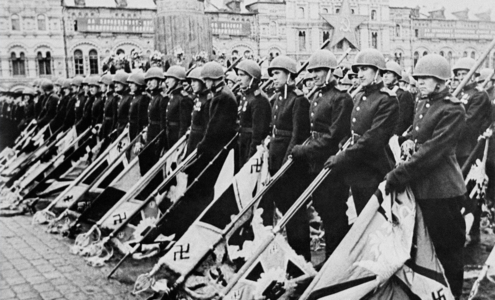 <p>
24 июня 1945 года — первый парад Победы. Главным событием праздника стало знаменитое сложение вражеских знамен к мавзолею Ленина. Солдаты намеренно делали это в перчатках, чтобы показать все свое отвращение к врагу. </p>
<p>
24 июня 1945 года — первый парад Победы. Главным событием праздника стало знаменитое сложение вражеских знамен к мавзолею Ленина. Солдаты намеренно делали это в перчатках, чтобы показать все свое отвращение к врагу. </p>