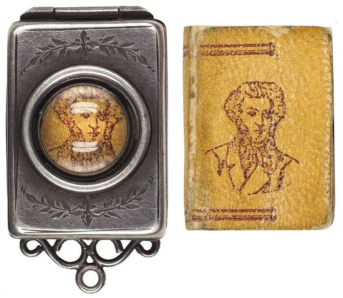 Миниатюрная книга-кулон стихов А.С. Пушкина, 17х26 мм, 1899 год, Российская Империя Миниатюрная книга-кулон стихов А.С. Пушкина, 17х26 мм, 1899 год, Российская Империя