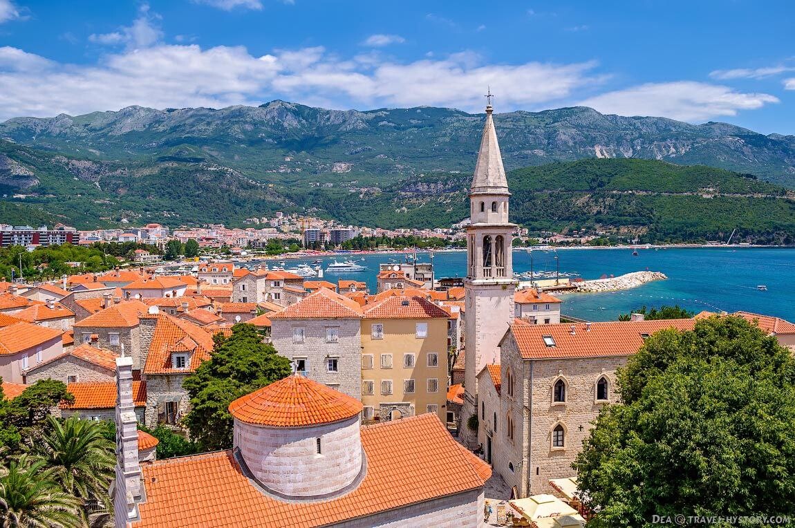 Ziegeldächer und Kirchturm der Altstadt von Budva vor der Bucht