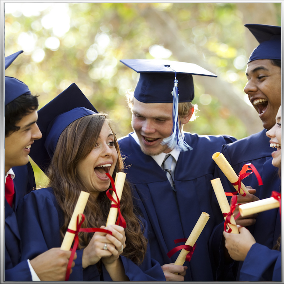 В основном это выпускники. Выпускники школы. Студенты выпускники. Выпускники школы. В основном это выпускники.