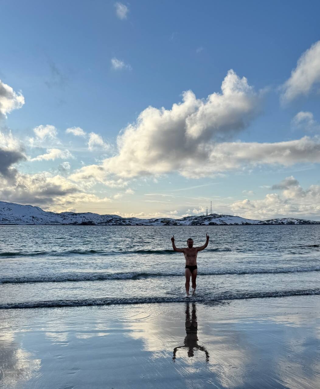 <p>
		<strong><br><em>Жизнь прекрасна! Купание в Северном Ледовитом океане.</em></strong>	</p>