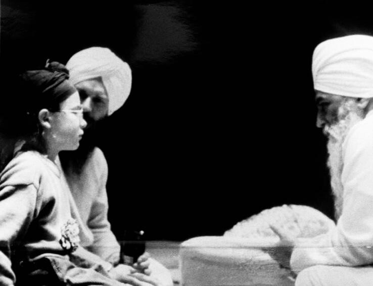
		
		<p><strong>Молодой Сат Хари Сингх и его сын Симран Сингх с Йоги Бхаджаном, 1992 год</strong></p>		