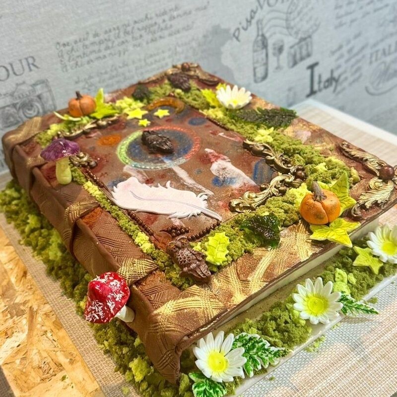 Торт-книга с мхом, грибами и ромашками — работа ученицы