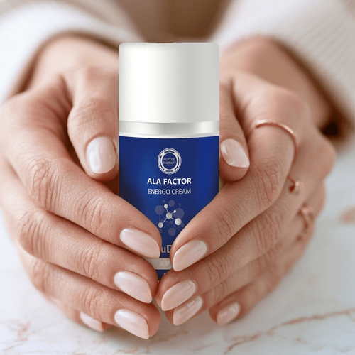 Crema ALA Factor JeuDèrm tra le mani