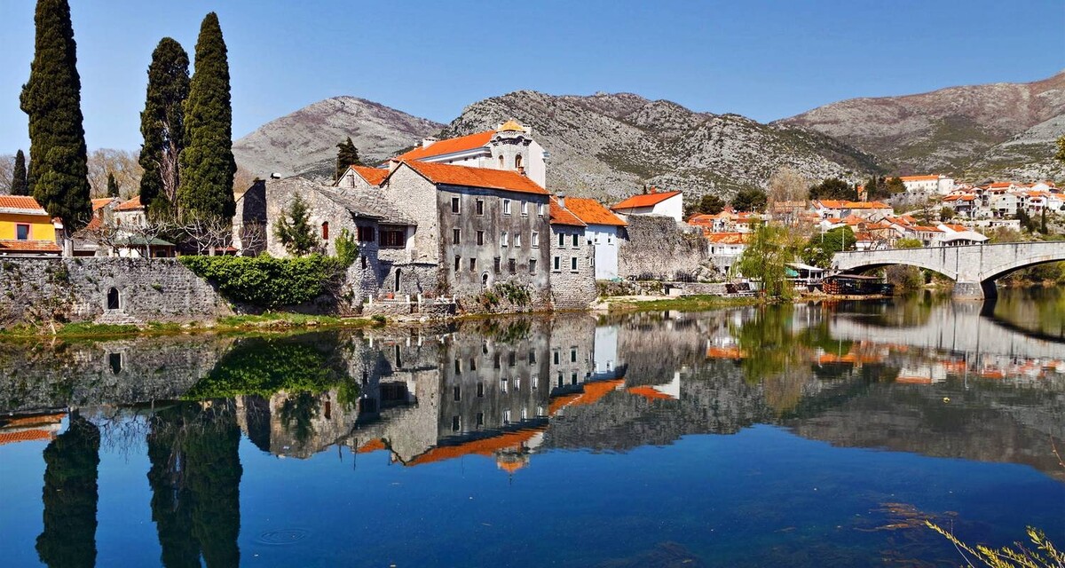 Altstadt von Trebinje in Bosnien und Herzegowina am Fluss Trebišnjica