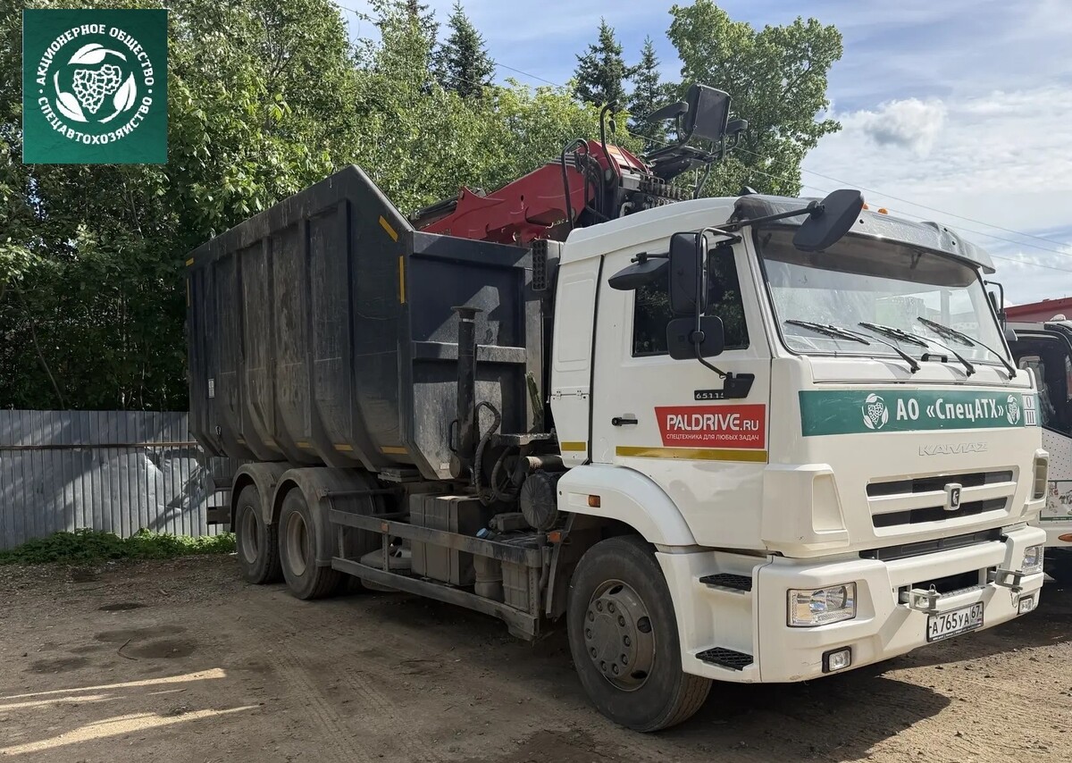 <p>
		<em></em><em></em><em>Специальный автомобиль-ломовоз на базе КАМАЗ отличается вместительным кузовом.</em></p>