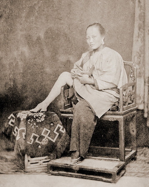 <p>Китаянка демонстрирует миниатюрную «лотосовую ножку», 1865 год</p>