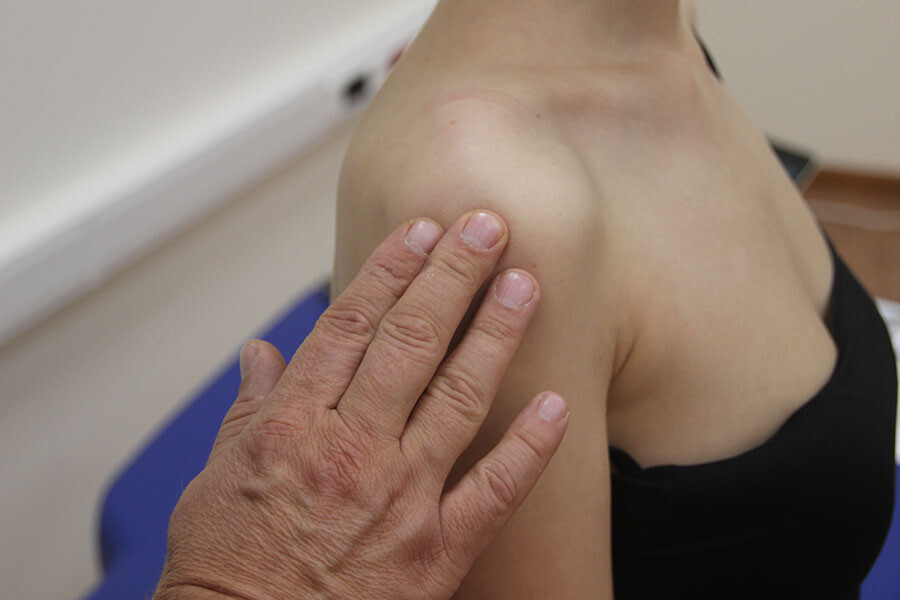Пальпация задней боковой поверхности плечевого сустава