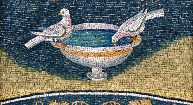 Мавзолей Галы Плацидии. Византия. Мозаика. V век.  Голуби, пьющие из чаши, символизируют христианские души, оделённые божественной благодатью.