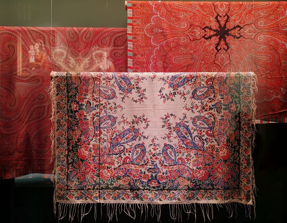 Кашемировая шаль с этим ораментом на выставке 